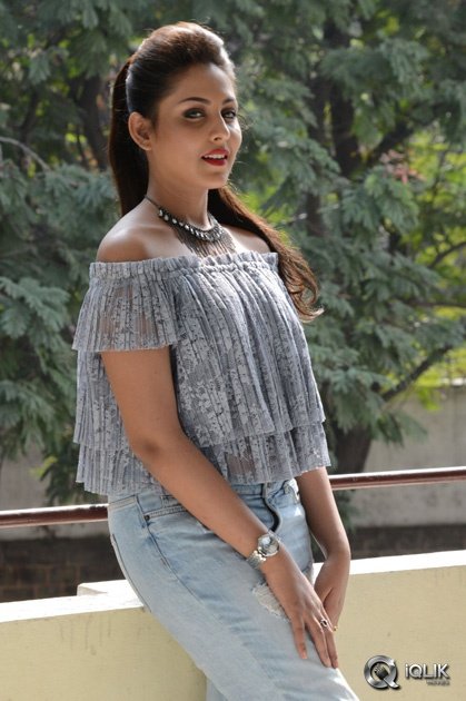 Madhu-Shalini-at-Cheekati-Raajyam-Success-Meet